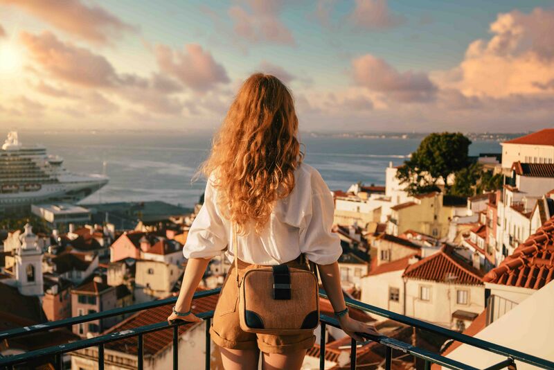 Datei:Young-female-standing-platform-surrounded-by-fences-observing-lisbon-daytime-portugal.jpg